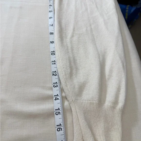 Men's Cream 100% Cashmere V-Neck Sweater, Size Large. - Picture 9 of 12